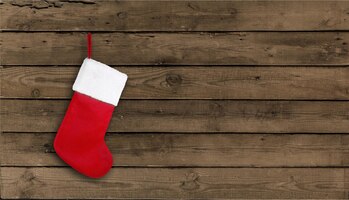 Красный рождественский носок на деревянном фоне