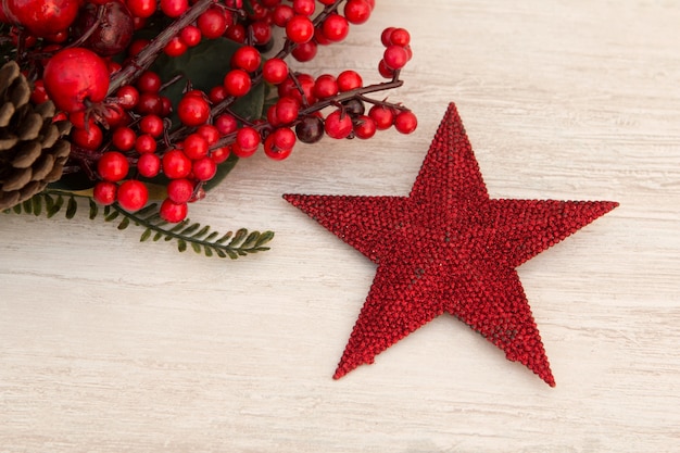 Красная рождественская звезда и красные ягоды