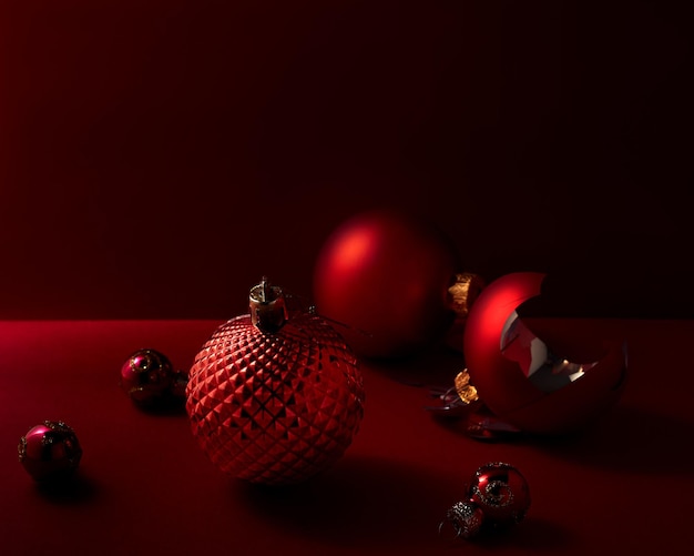写真 赤い背景に赤いクリスマスのおもちゃ1つのボールが壊れている選択的な焦点
