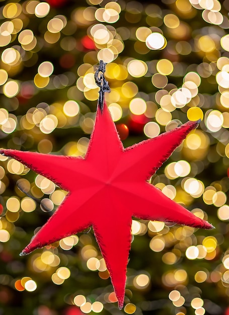 Foto stella rossa dell'albero di natale con luci bokeh