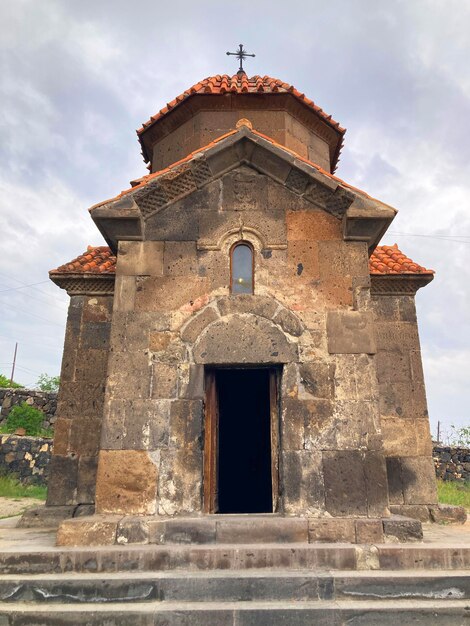 아르메니아 Aragatsotn 지방의 Ashtarak 마을에 위치한 성모 마리아의 붉은 교회 교회