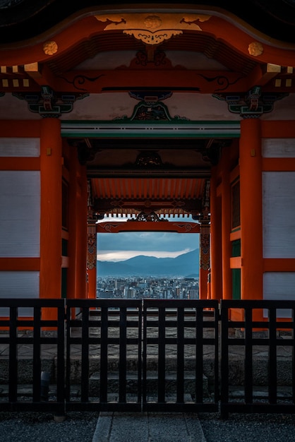 Foto la pagoda giapponese chureito rossa si oppone nella stagione autunnale