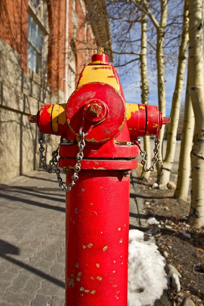 Фото Красный городской пожарный гидрант