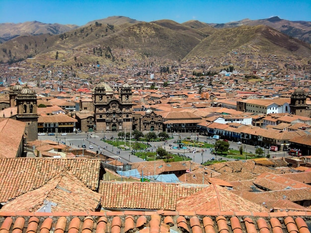 ペルーのクスコ市の家々の赤い粘土の屋根