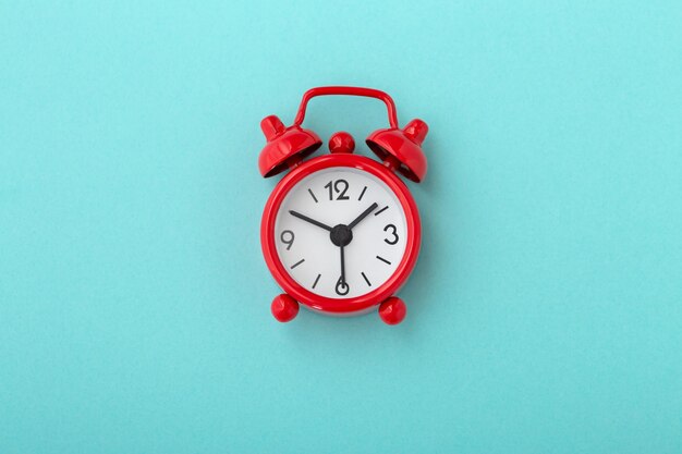 Foto orologio rosso su sfondo blu