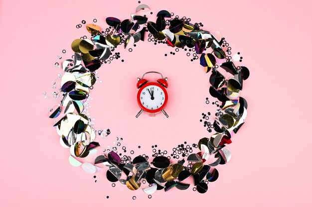 Photo red clock near colorful sparkles