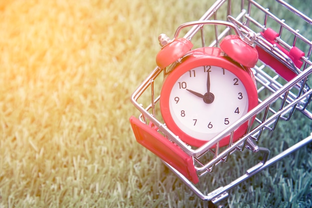 Photo red clock on the shopping cart