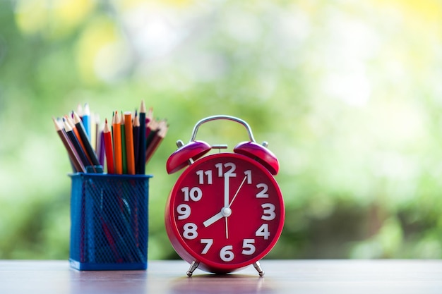 Foto orologi e libri rossi