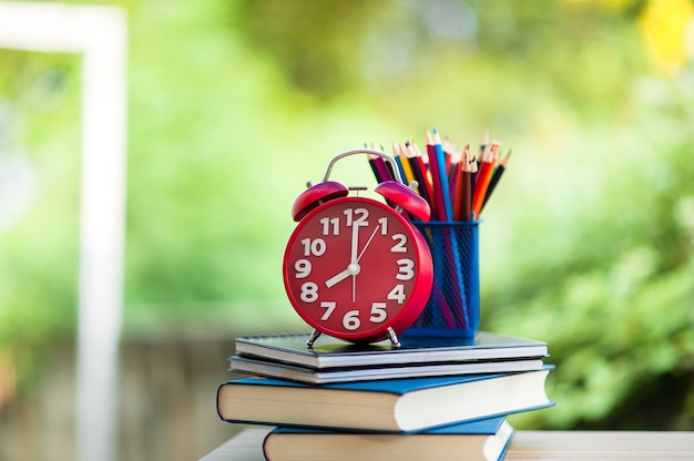 Foto orologi e libri rossi