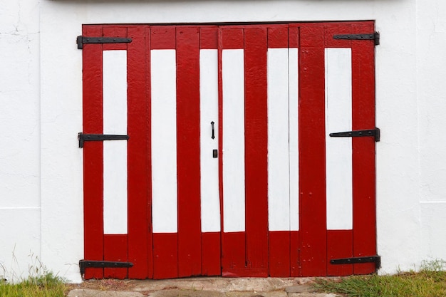 建物の赤い閉じたドア