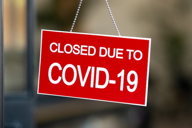 Photo red closed sign due to covid-19 on shop window