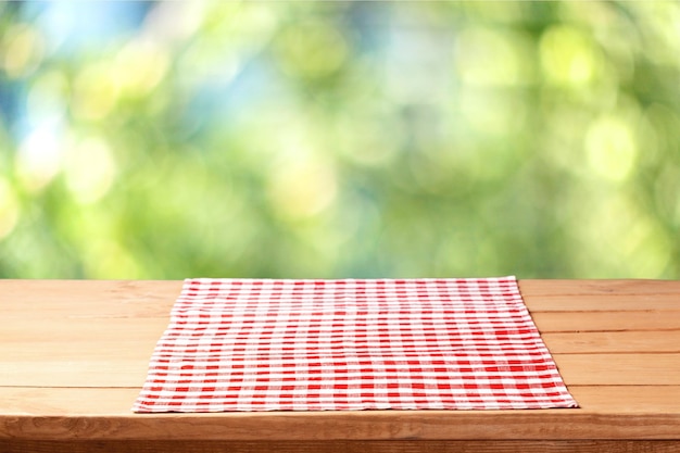 Салфетка из красной ткани на деревянных фоне