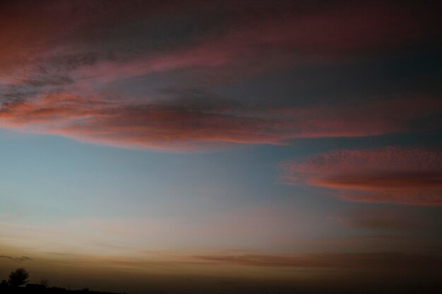 Nuvole rosse nel cielo al tramonto