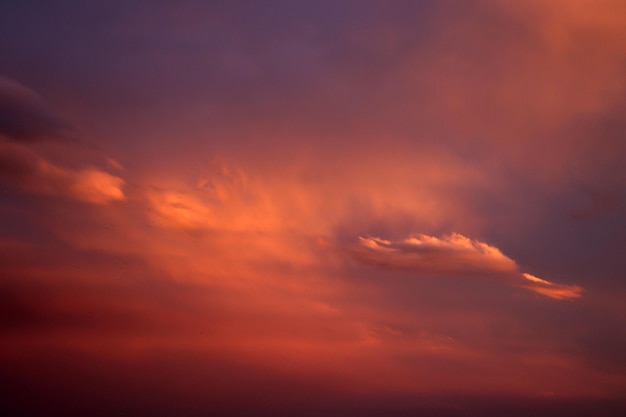 日没時の赤い雲 劇的な夕焼け空