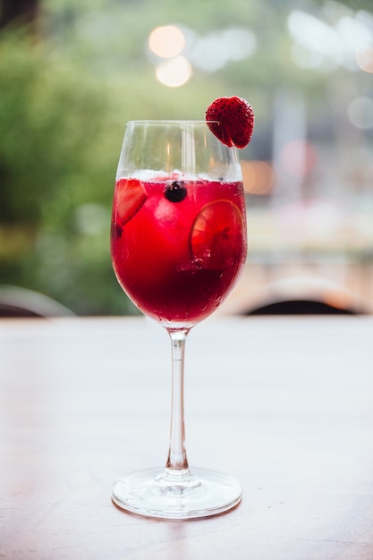 Blackberry riempito cocktail rosso