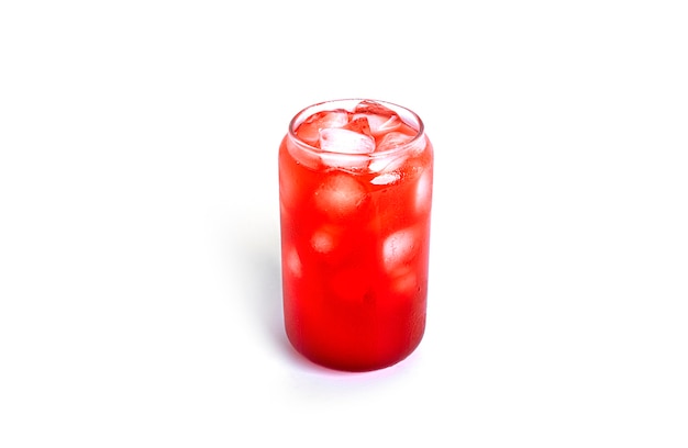 Foto cocktail rosso isolato su bianco.