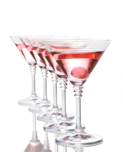Красный коктейль в бокалах для мартини, изолированных на белом
