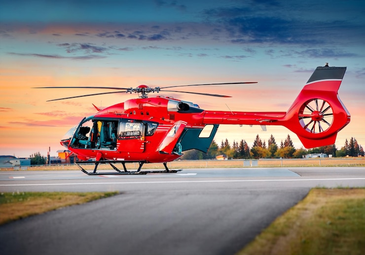 Photo red color helicopter in the air great photo on the theme of air medical service air transportation air ambulance fast city transportation or helicopter tours