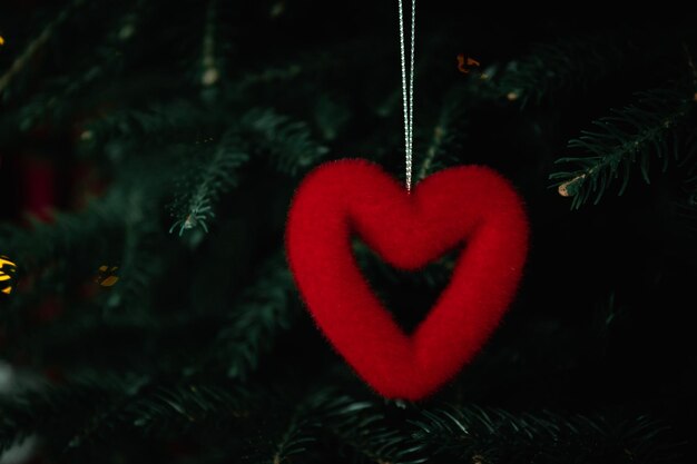 Foto giocattolo di natale a forma di cuore di colore rosso e spazio per la copia