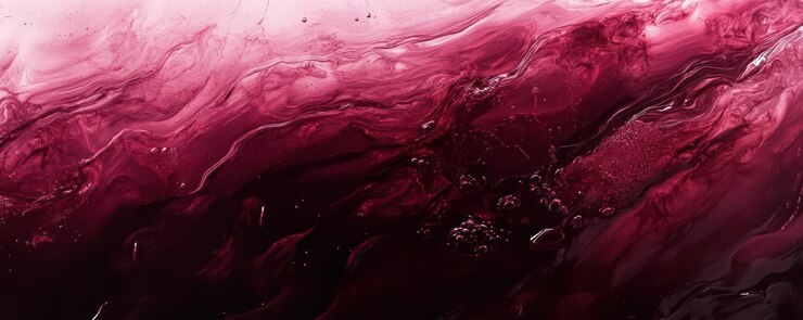 Photo 赤い色の液体がガラスに注がれている
