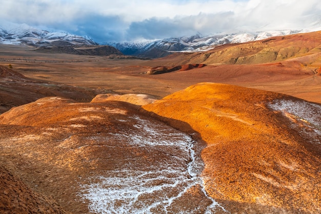 Photo red colorful mountains in kyzylchin valley in altai siberia russia