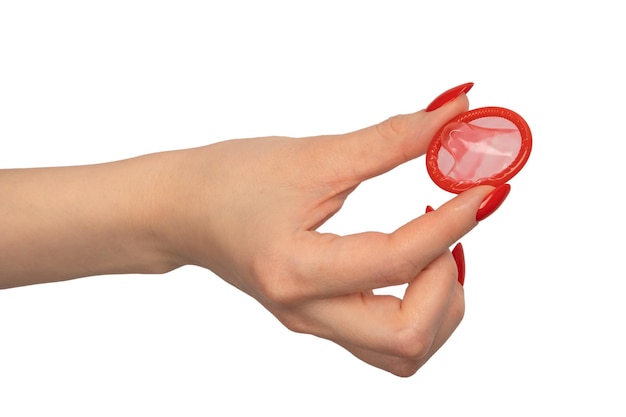 흰색 배경에 고립 된 빨간 손톱을 가진 여자 손에 빨간 콘돔