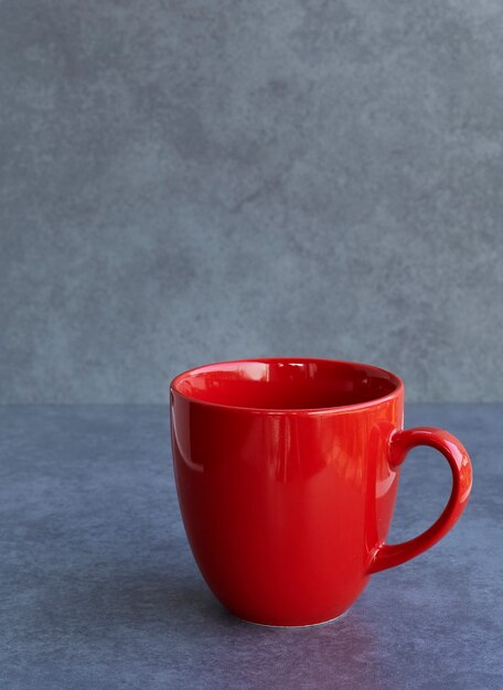 Photo red cup on gray background