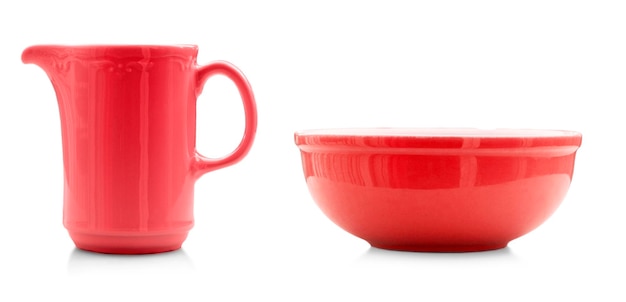 Красная чашка на белом фоне крупным планом