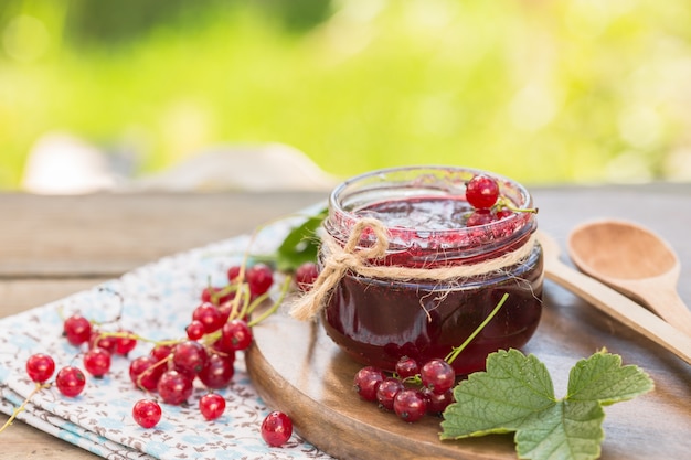 Foto marmellata di ribes rosso. marmellata di ribes rosso e ribes rosso con foglie.