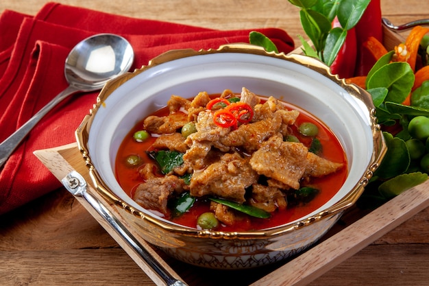 Foto curry rosso con carne di maiale e riso (panaeng), cibo tailandese