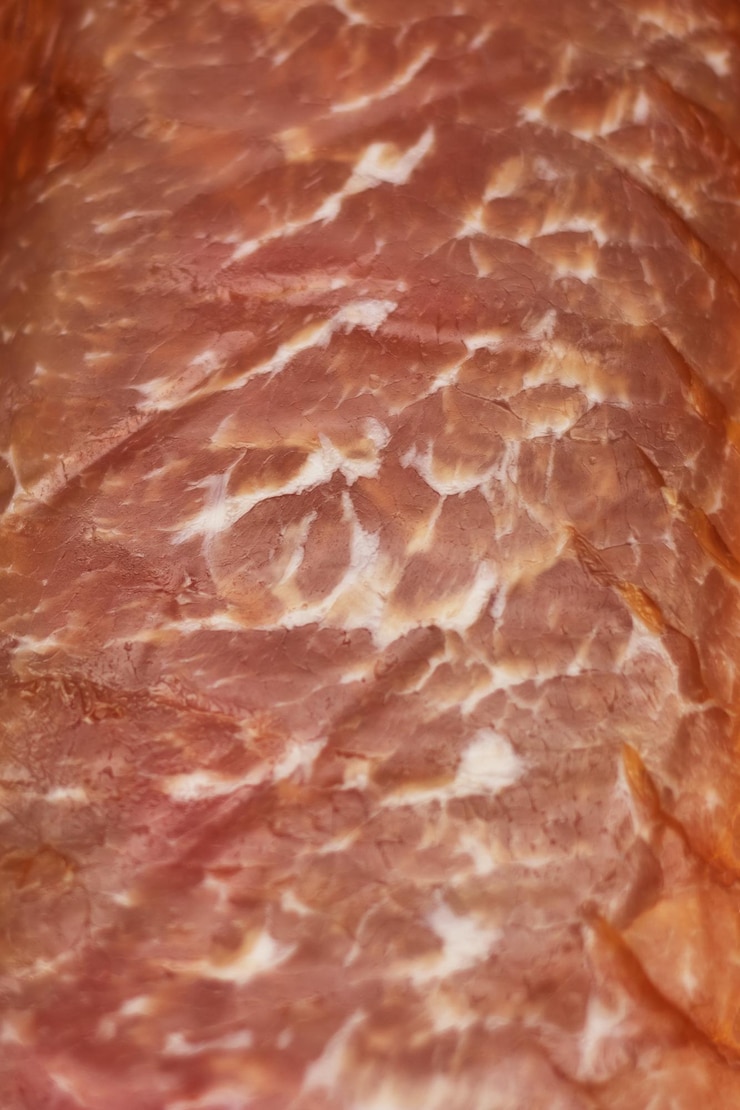 Photo 塩けされた肉の赤い切り分けを近づける