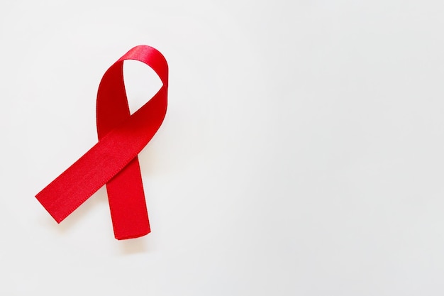 Красный декабрь, кампания по борьбе со СПИДом. Красная лента.