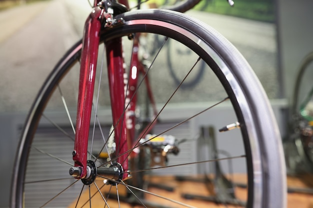 Supporti per biciclette smontati rossi nel concetto di riparazione della bici fai da te in officina