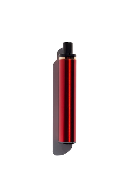 Sigaretta elettronica usa e getta rossa isolata su sfondo bianco