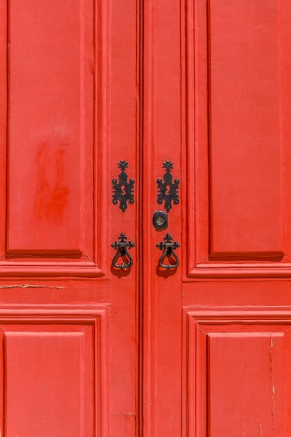 Photo red doors of santa luzia church in lisbon portugal