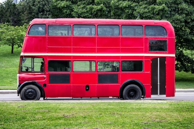 Красный двухэтажный автобус припаркован в городе