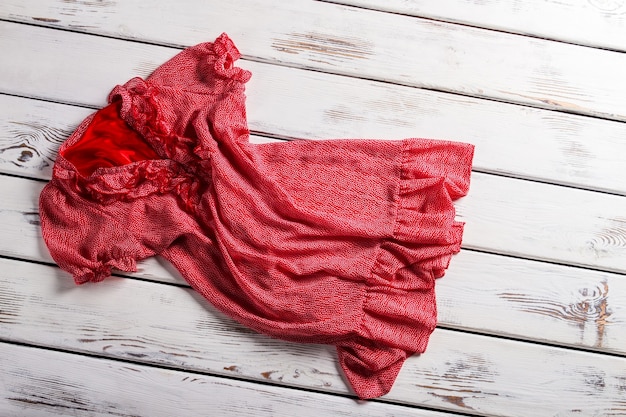 실크 안감이 있는 빨간 드레스. 빨간 드레스에 부는 바람. 부드러운 안감이 있는 여름 드레스. 가벼운 패브릭의 레트로 의류.