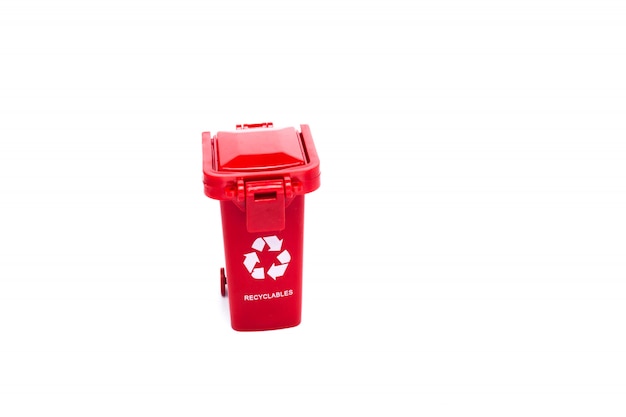 Photo a red empty recycle bin on a white background with copy space