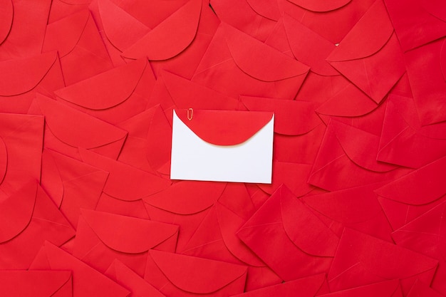 Фото Красный фон конверта с белой карточкой в центре с местом для текста.