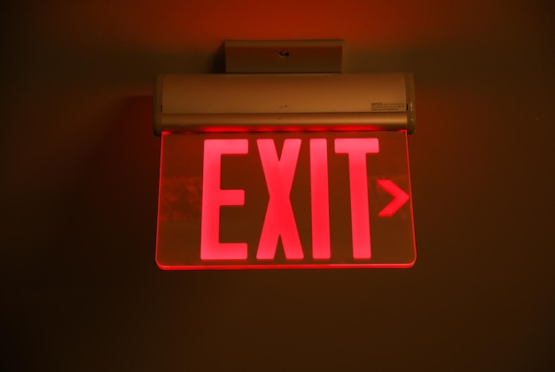 Photo a red exit sign with the word exit on it