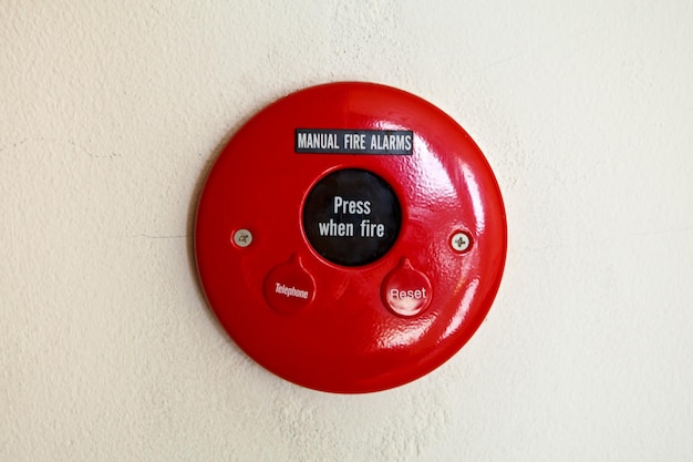 写真 壁に赤い火災警報器