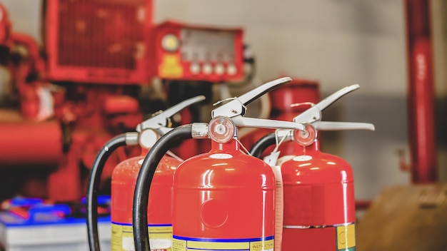 赤い消火器は、屋内火災の緊急時に使用する準備ができています。