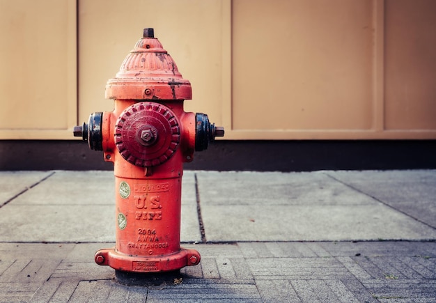 Photo red fire hydrant on gray concrete floor photo