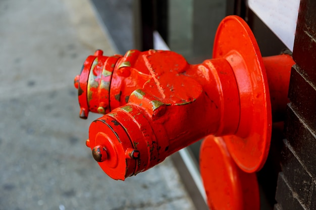Красный пожарный гидрант на улице