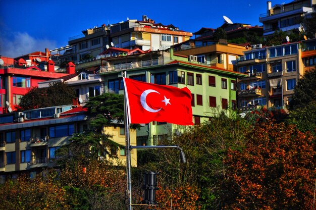 Foto bandiera rossa da edifici contro il cielo blu