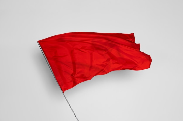 Красный флаг развевается