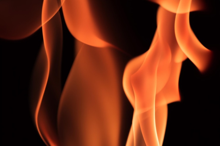 Photo red flame isolated on black background