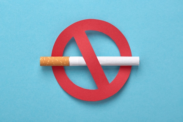 写真 タバコのある赤い禁止標識、禁煙のコンセプト。
