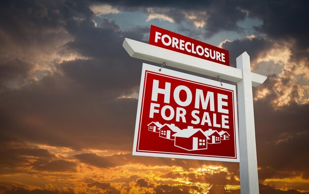 Red Foreclosure Huis te koop onroerend goed teken over Sunset Sky