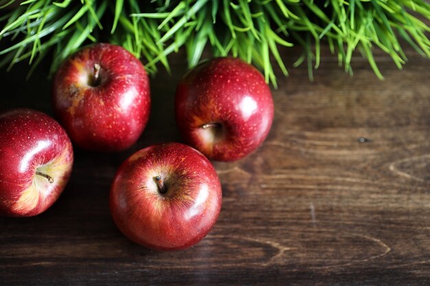 나무 질감의 식탁에 있는 빨간 신선한 사과